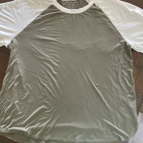 American Eagle Outfitters T-Shirt - Picture 3 of 3